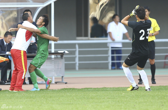 新疆队员进球后拥抱教练