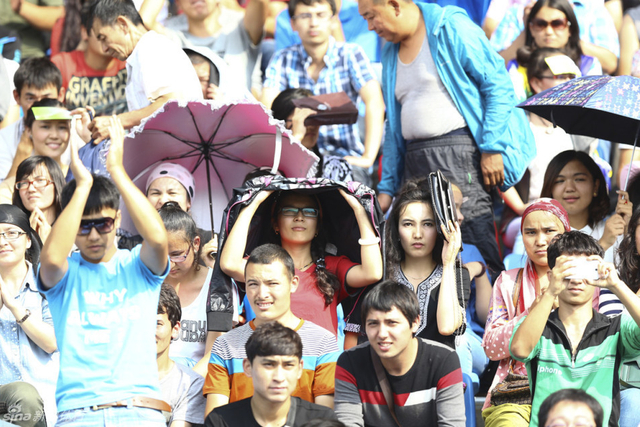 新疆女球迷看的认真