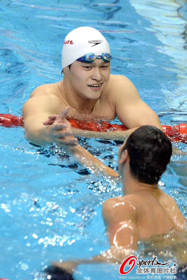 孙杨与队友吕志武庆祝