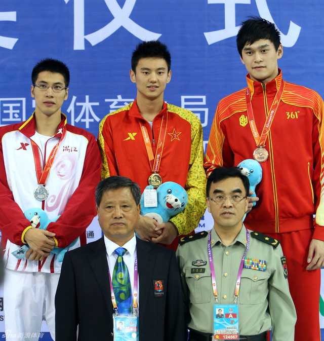 男子100米自由泳举行颁奖仪式