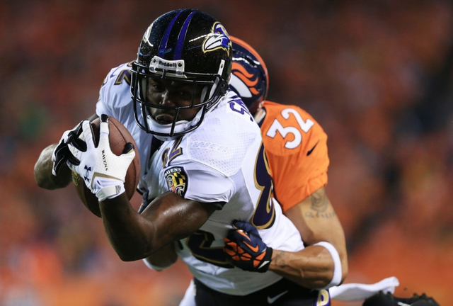 两选手激烈拼抢