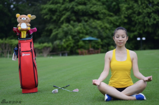 美女示范高尔夫热身