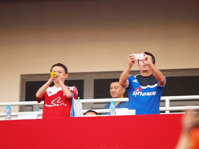 场外为比赛加油