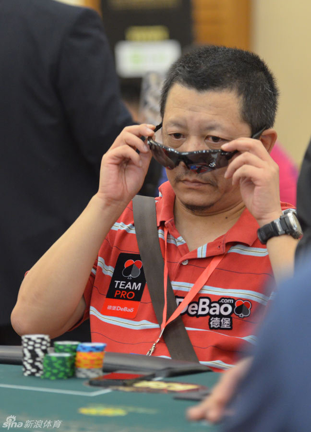 王小山摘下墨镜