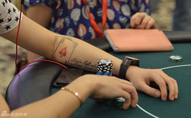 帅气的扑克纹身