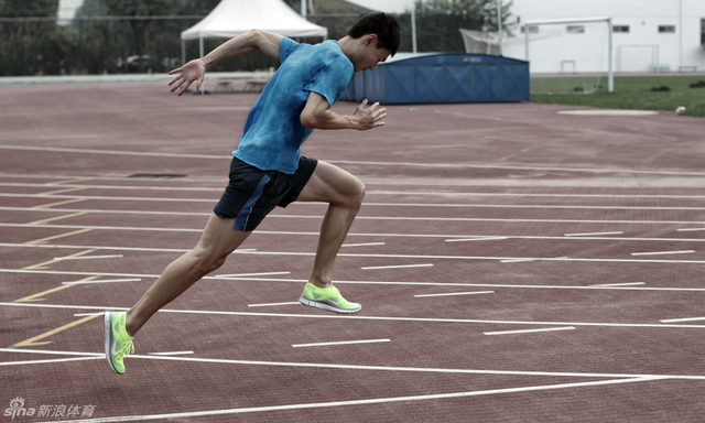 在跑道上挥洒汗水