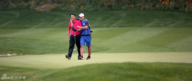 胡牧和球童庆祝