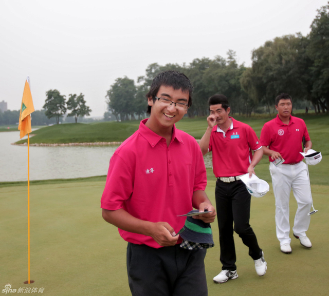 窦泽成完成比赛后露出微笑