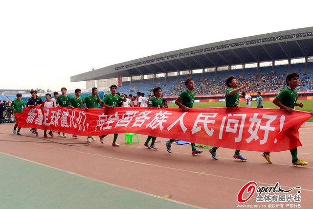 新疆队标语向全国各族人民问候