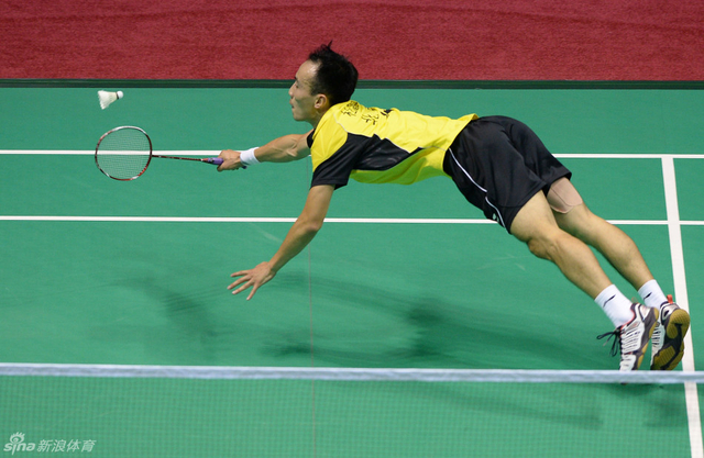 杜鹏宇在比赛中救球