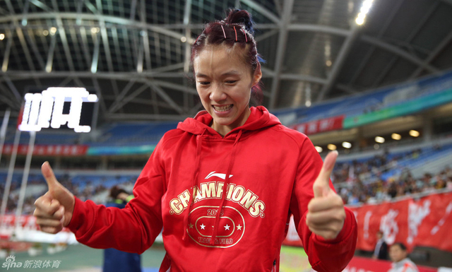 谢荔梅在夺冠后庆祝