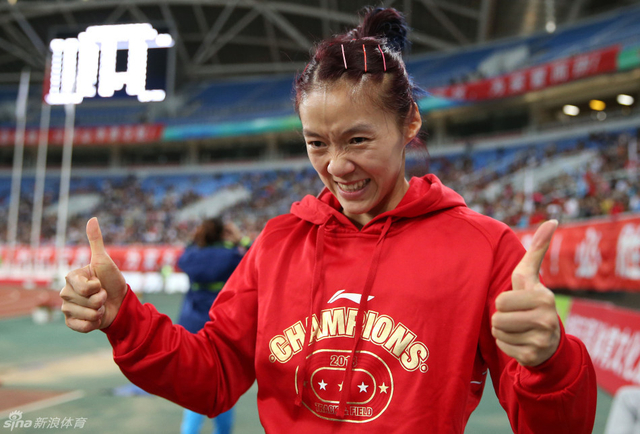 谢荔梅强忍泪水