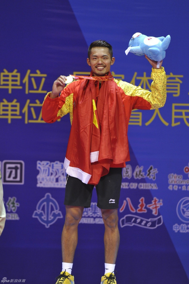 林丹披国旗领奖