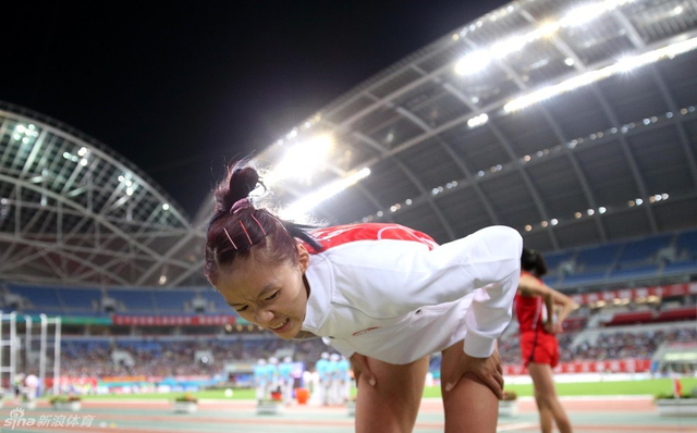 谢荔梅在第五次试跳受伤后表情痛苦