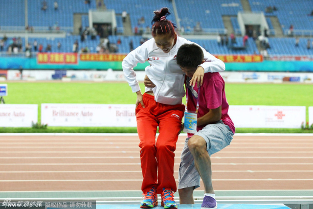 被男友李延熙从奖台抱下