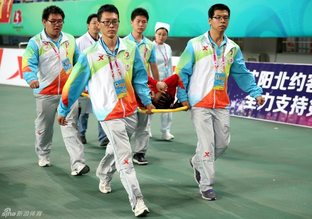 谢荔梅被抬出场