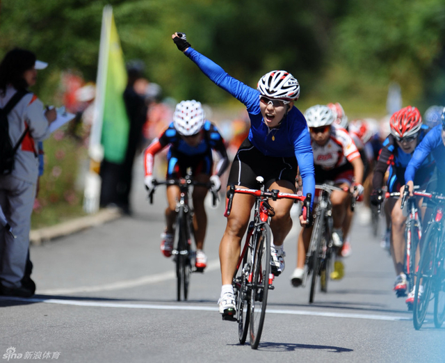 赵娜冲过终点线时庆祝