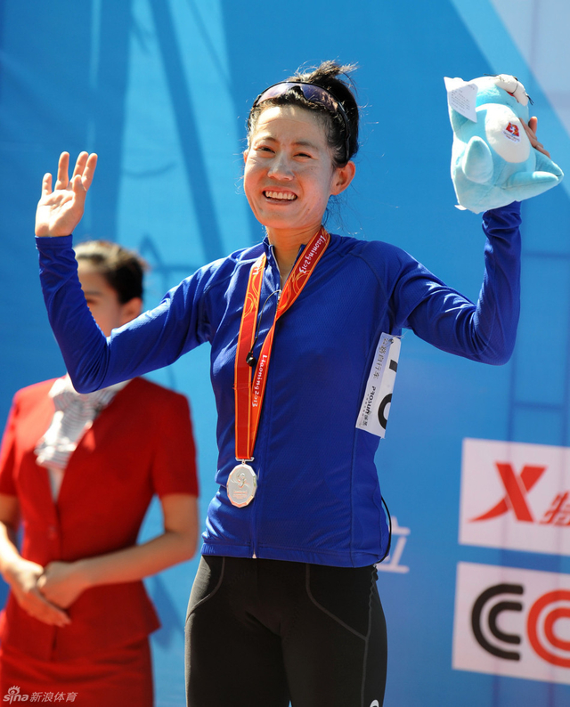 辽宁队选手张楠在领奖台上