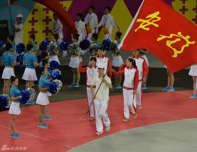 安徽代表团在闭幕式上入场