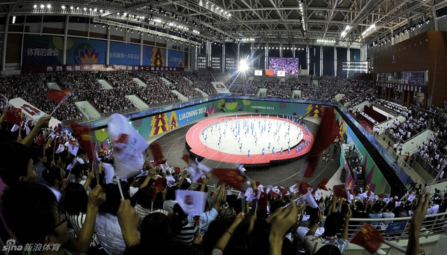 观众在闭幕式上欢呼