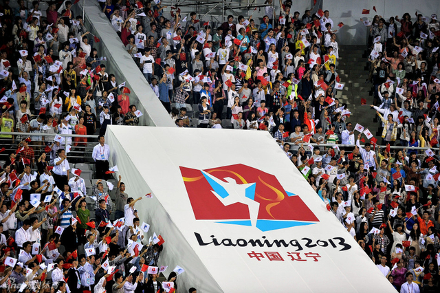 现场观众摇旗呐喊