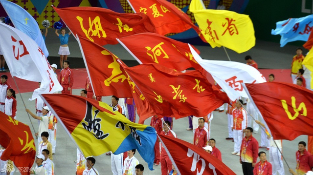 旗手在闭幕式上挥舞各代表团旗帜