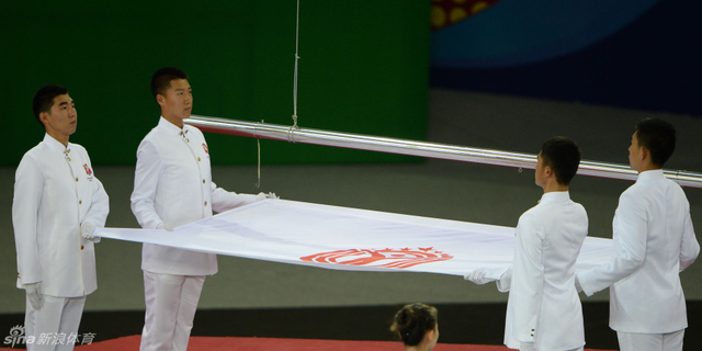 仪仗队员降下中华人民共和国运动会会旗