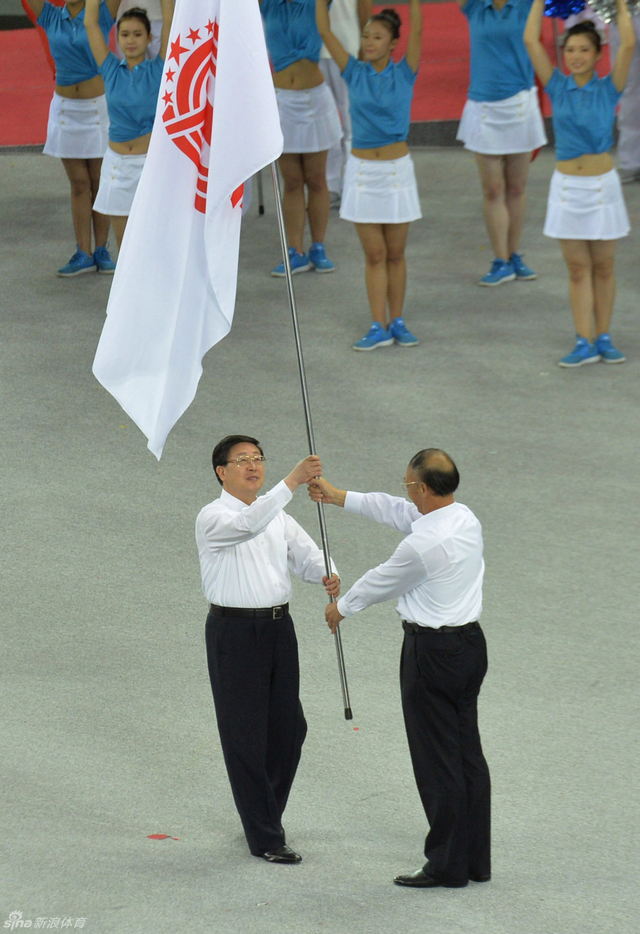 刘鹏将全运会会旗交给天津市市长黄兴国