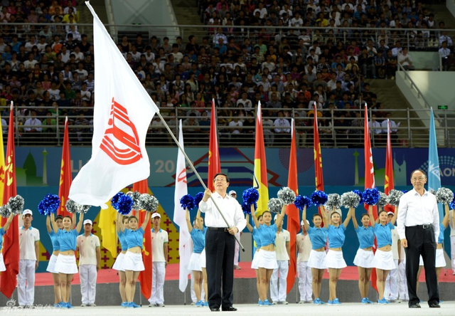 天津市市长黄兴国挥舞全运会会旗
