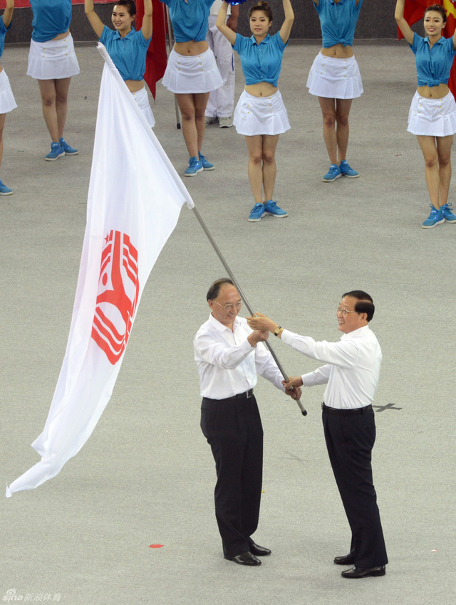 辽宁省长陈政高将会旗交给体育总局局长刘鹏