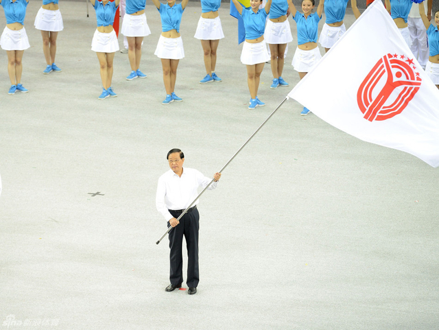 辽宁省长陈政高挥舞会旗