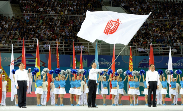 刘鹏挥舞中华人民共和国运动会会旗