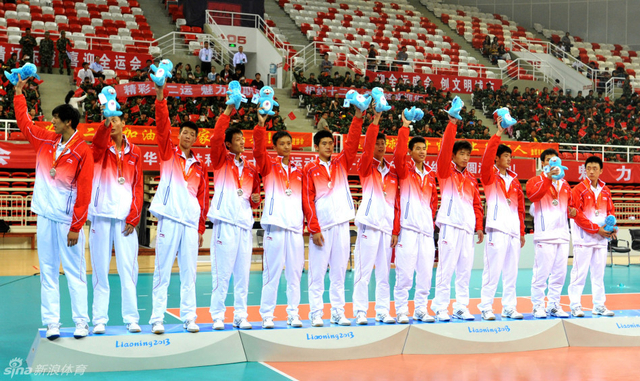 获得亚军的上海队球员在颁奖仪式上