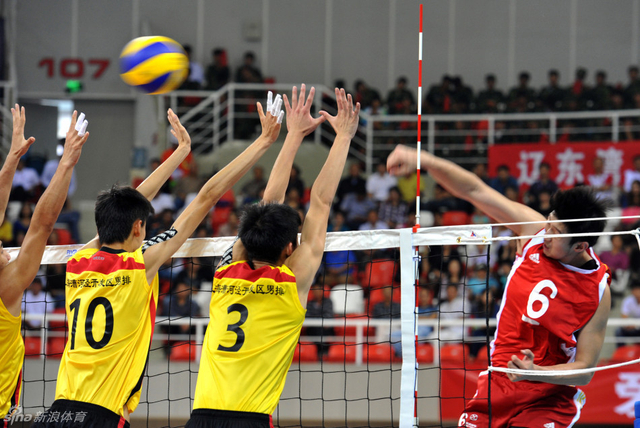 张秉龙在比赛中扣球