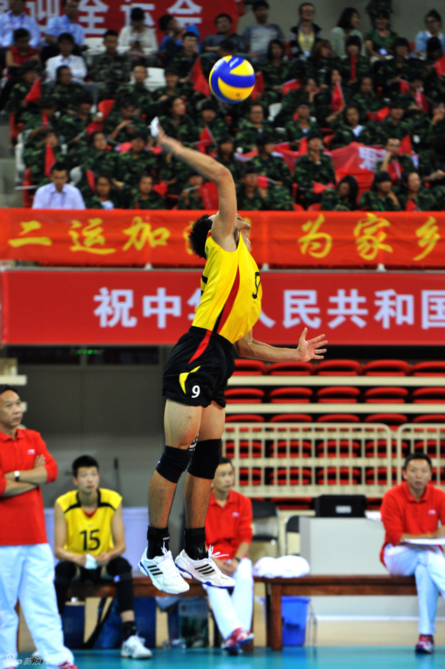 陈居毅在比赛中发球