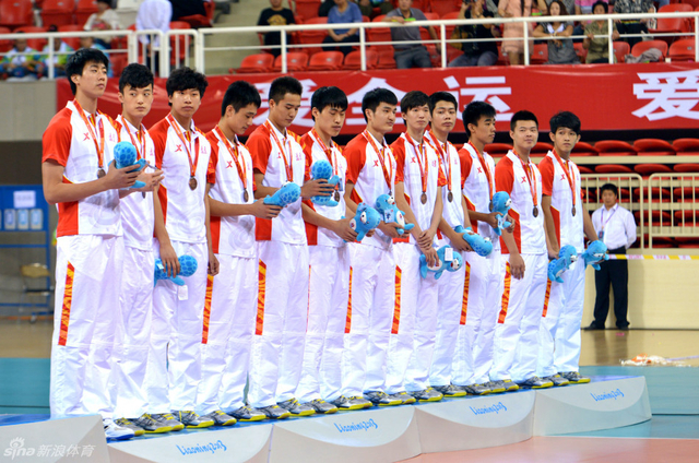 获得季军的福建队球员在颁奖仪式上