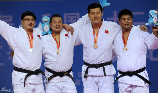 潘松师徒三人一起站上了领奖台