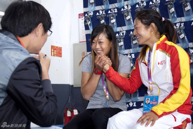 郝秀梅和马娇握手