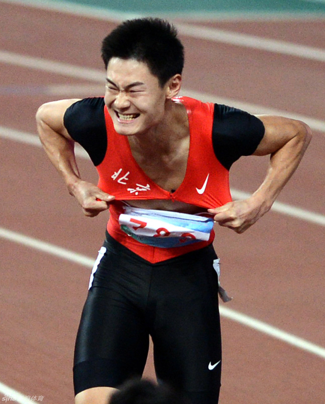 张培萌百米夺冠