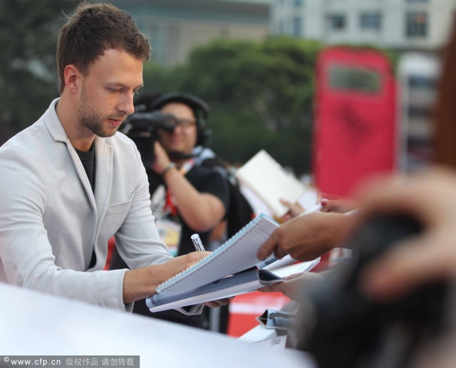 特鲁姆普为球迷签名