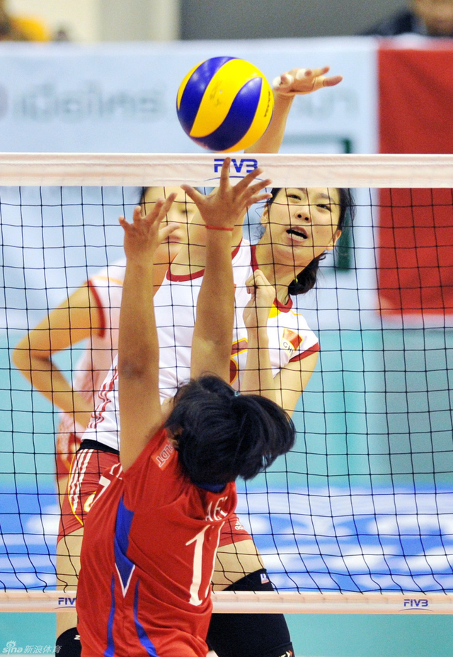 杨珺菁在比赛中扣球