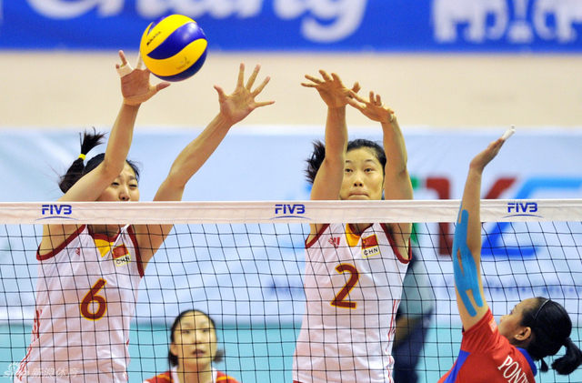 杨珺菁(左)和朱婷联手拦网