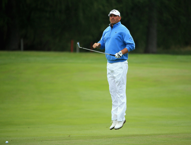 托马斯-比约恩跳起来观望