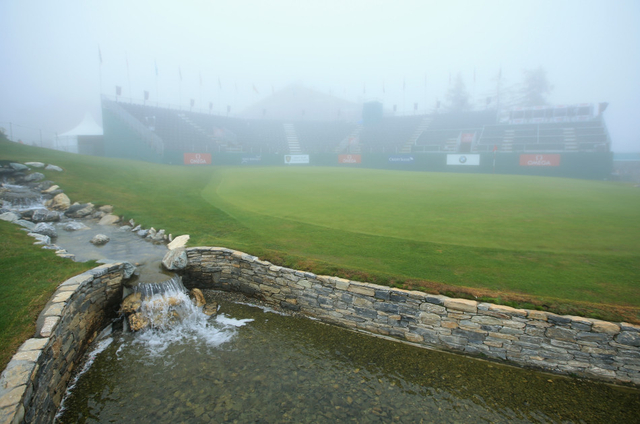 薄雾蒙蒙的球场
