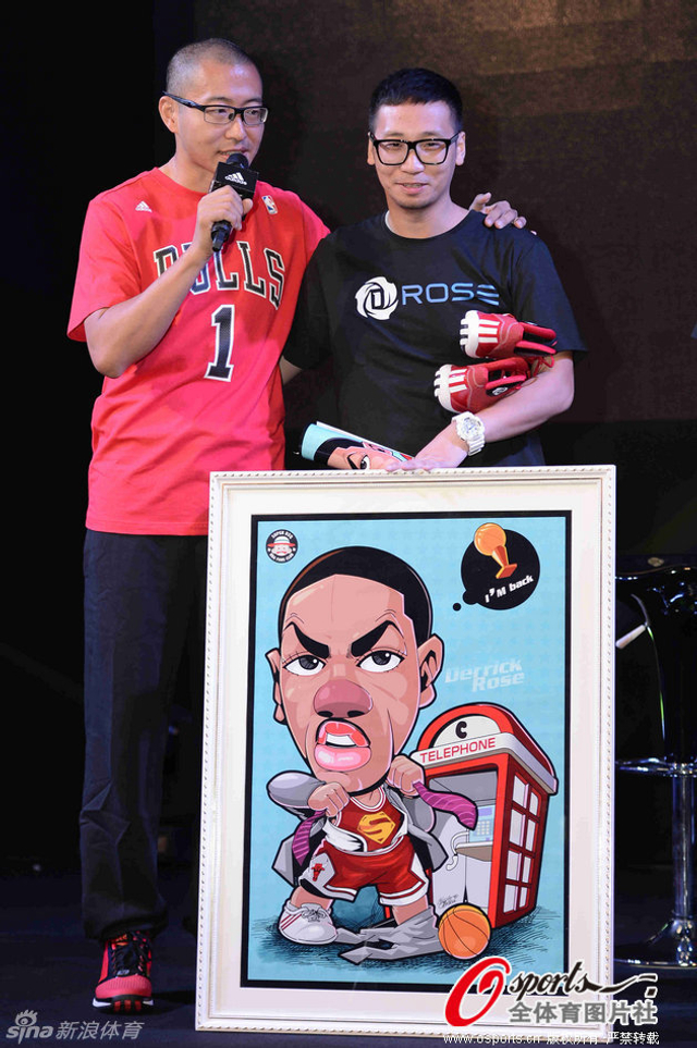 球迷送上精心准备的礼物