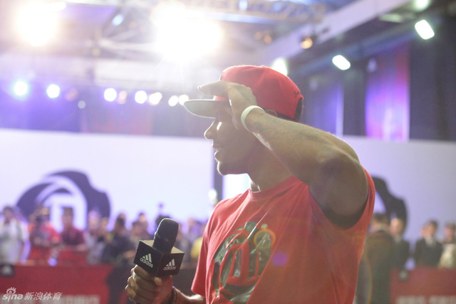 聚光灯下的玫瑰