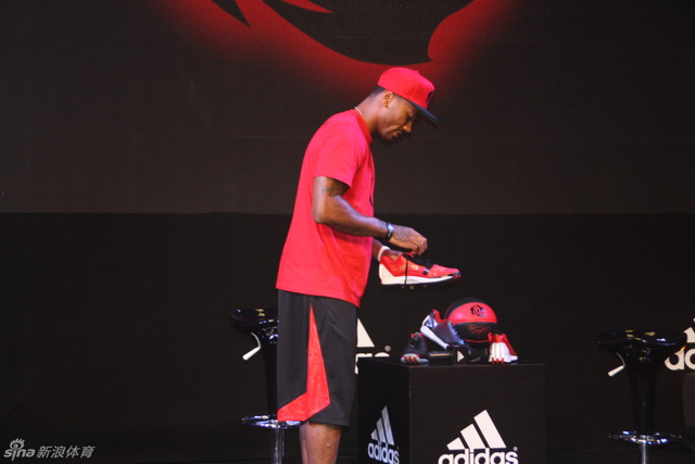 罗斯现场换上战靴