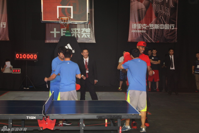 罗斯与对手拥抱