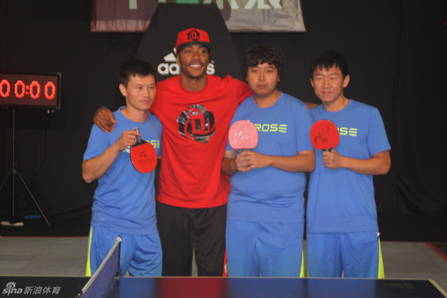 罗斯与媒体代表队切磋乒乓球