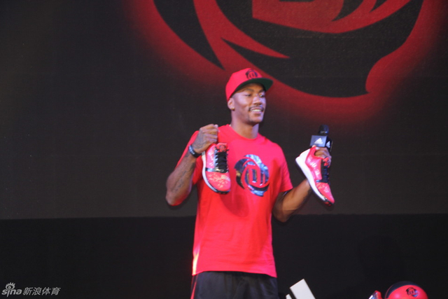 罗斯展示印有媒体人签名的球鞋